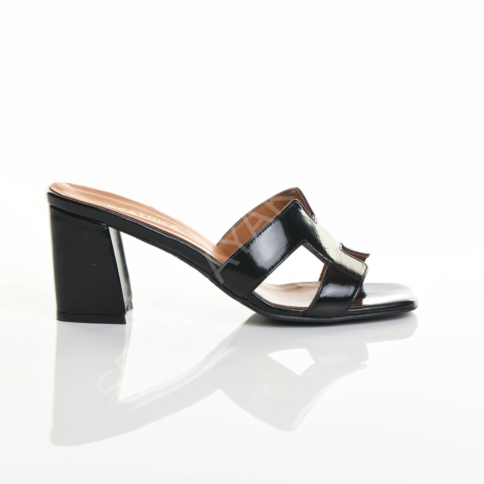 KADIN HAKİKİ DERİ RUGAN SİYAH RENK TOPUKLU TERLİK