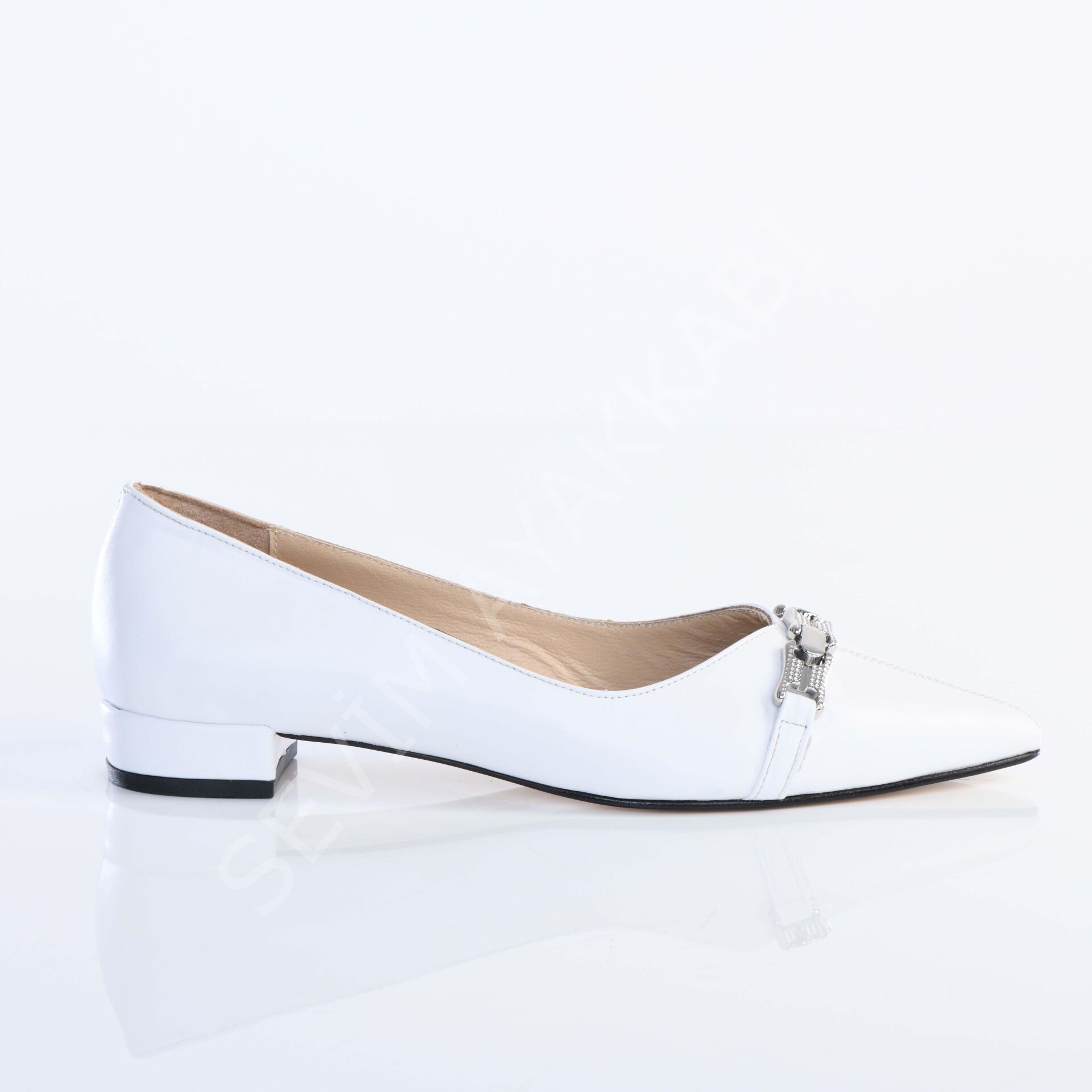 KADIN HAKİKİ DERİ BEYAZ RENK TOKALI GÜNLÜK BABET